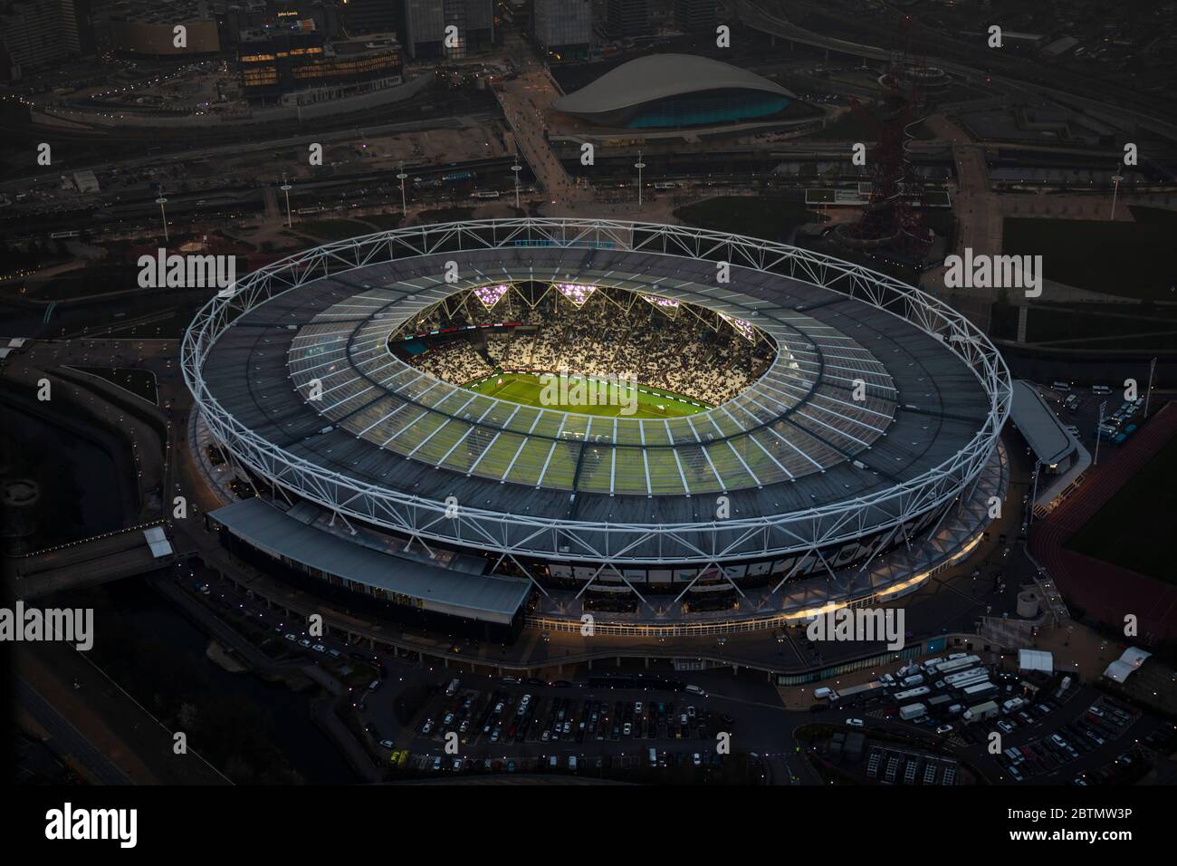 Vista aerea del London Bridge Stadium, Londra UK al Dusk Foto Stock