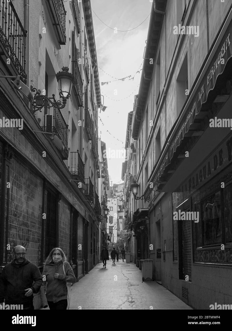 Madrid, Spagna - Maggio 12-19 2020: Vita di strada a Madrid, con persone ed edifici dopo il blocco totale a Madrid a causa di infezione da Coronavirus (COVID-19) Foto Stock