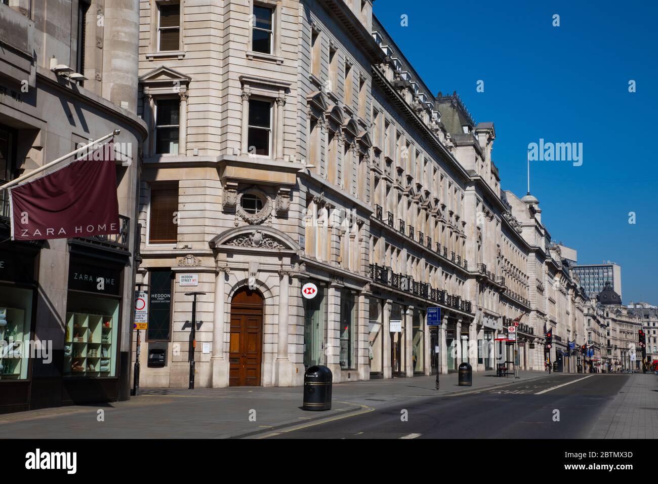 Regent Street di Londra, vuota di traffico e di gente. La strada è deserta a causa delle norme di blocco messe in atto durante l'epidemia di Coronavirus Foto Stock