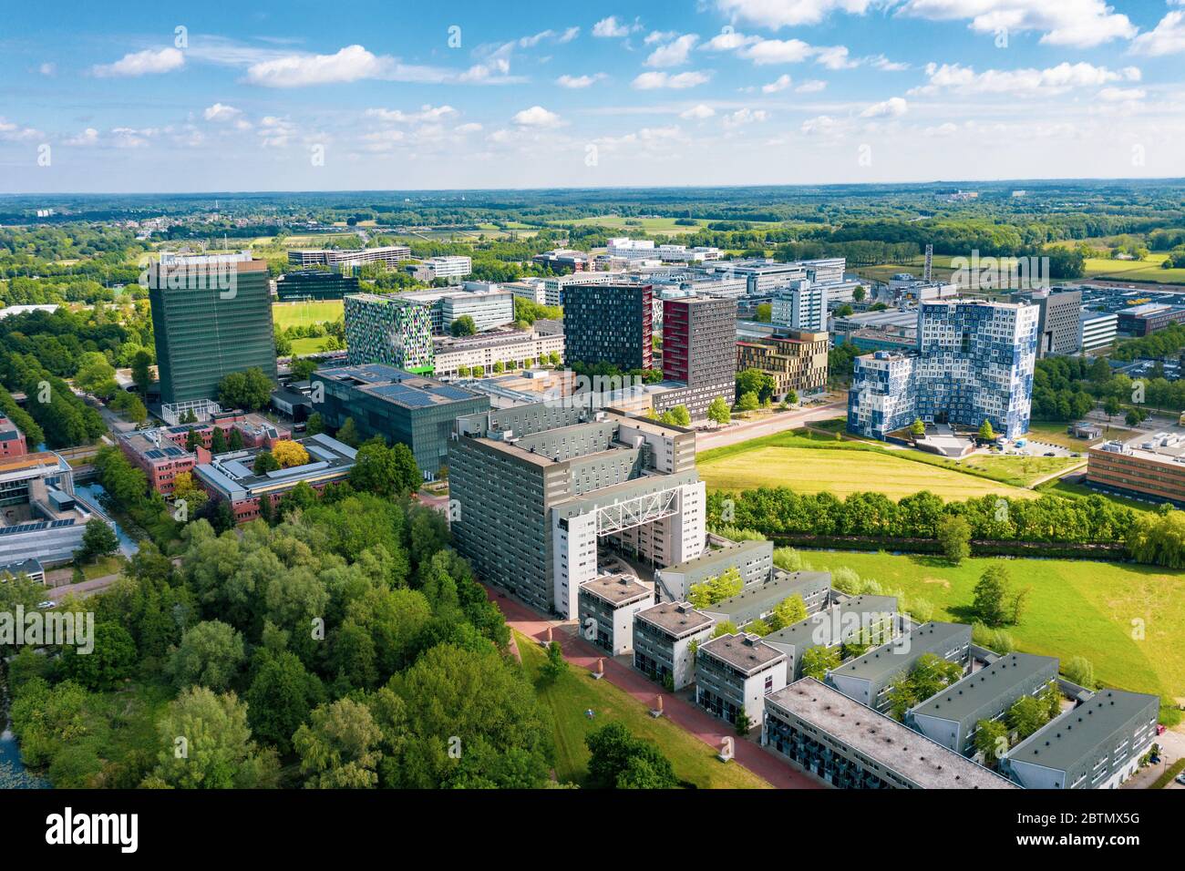 Utrecht, Utrecht / Paesi Bassi - 27 maggio 2020: Veduta aerea del Parco della Scienza di Utrecht Uithof - complesso universitario Foto Stock