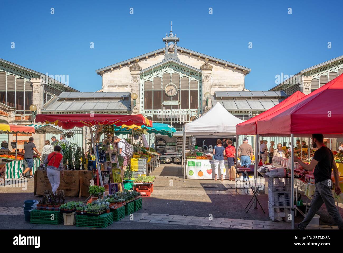 Gente shopping in estate sulla piazza del mercato nel centro storico di la Rochelle, Francia Foto Stock