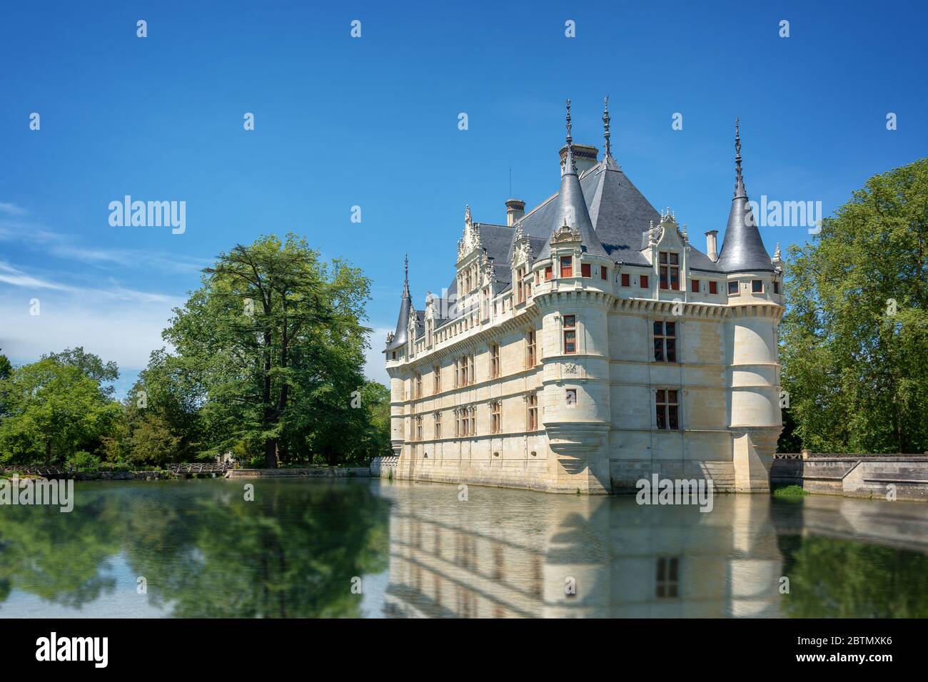 Pittoresco castello di Azay-le-Rideau con riflessi d'acqua, Valle della Loira, Francia Foto Stock