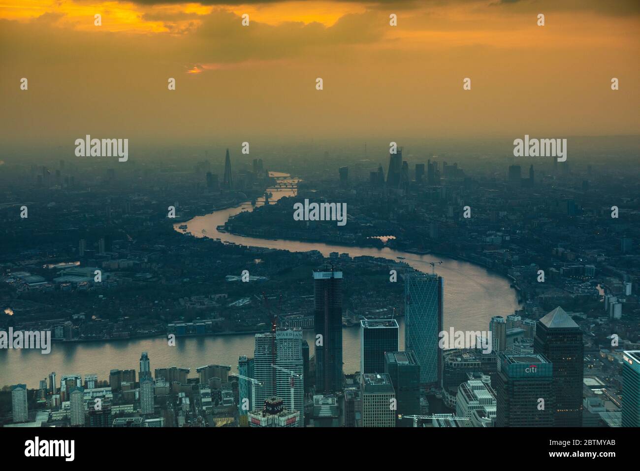 Il Tamigi e lo skyline di Londra al tramonto Foto Stock