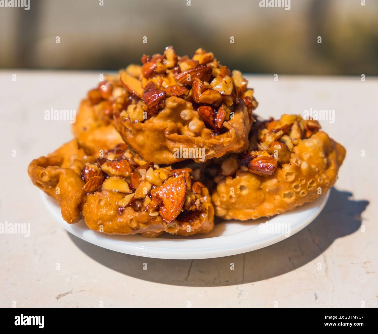 Cartellate Pugliesei cucina tradizionale italiana della regione pugliese chiamata pasta frolla croccante con miele e mandorla Foto Stock