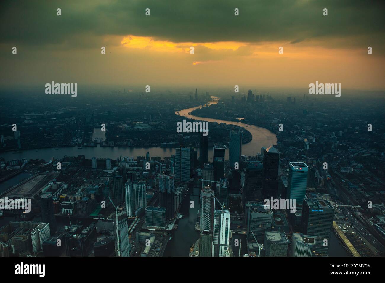 Il Tamigi e lo skyline di Londra al tramonto Foto Stock