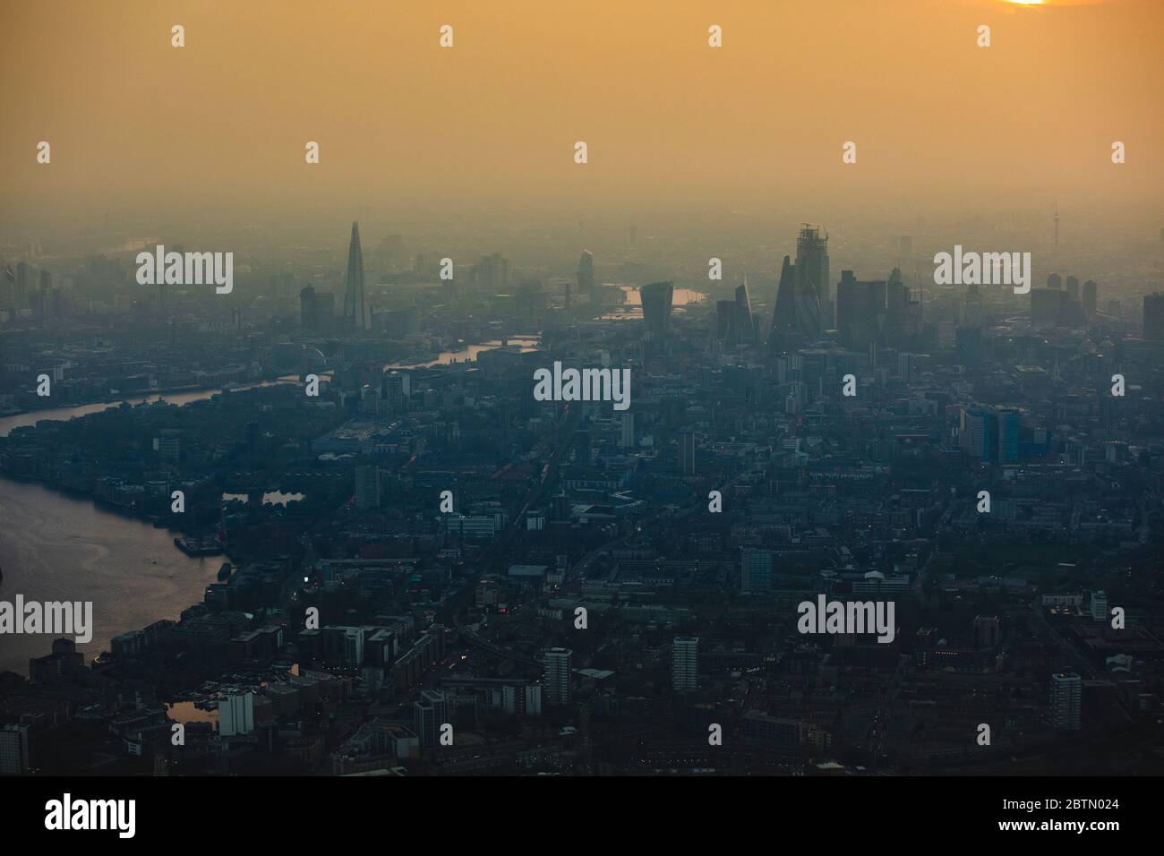 Skyline della città di Londra al tramonto Foto Stock