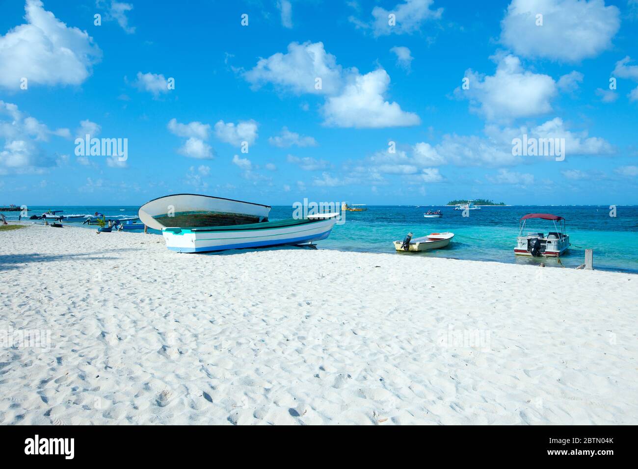 Spiaggia principale a San Andres Island e Johnny Cay sul retro, Colombia, Sud America Foto Stock