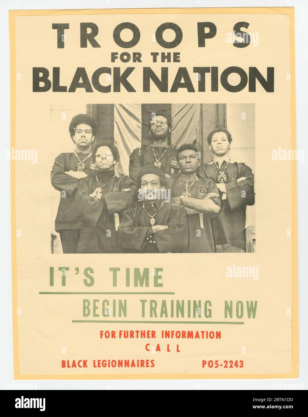 Flier per le truppe per la nazione Nera. Questa flier ha inchiostro nero, verde e rosso su carta bianca. C'è una fotografia in bianco e nero di sei uomini rivolti in avanti con le loro braccia attraverso le loro casse al centro della flier. Ogni uomo indossa una lunga catena con un grande medaglione attaccato ad esso e uniformi simili. Foto Stock