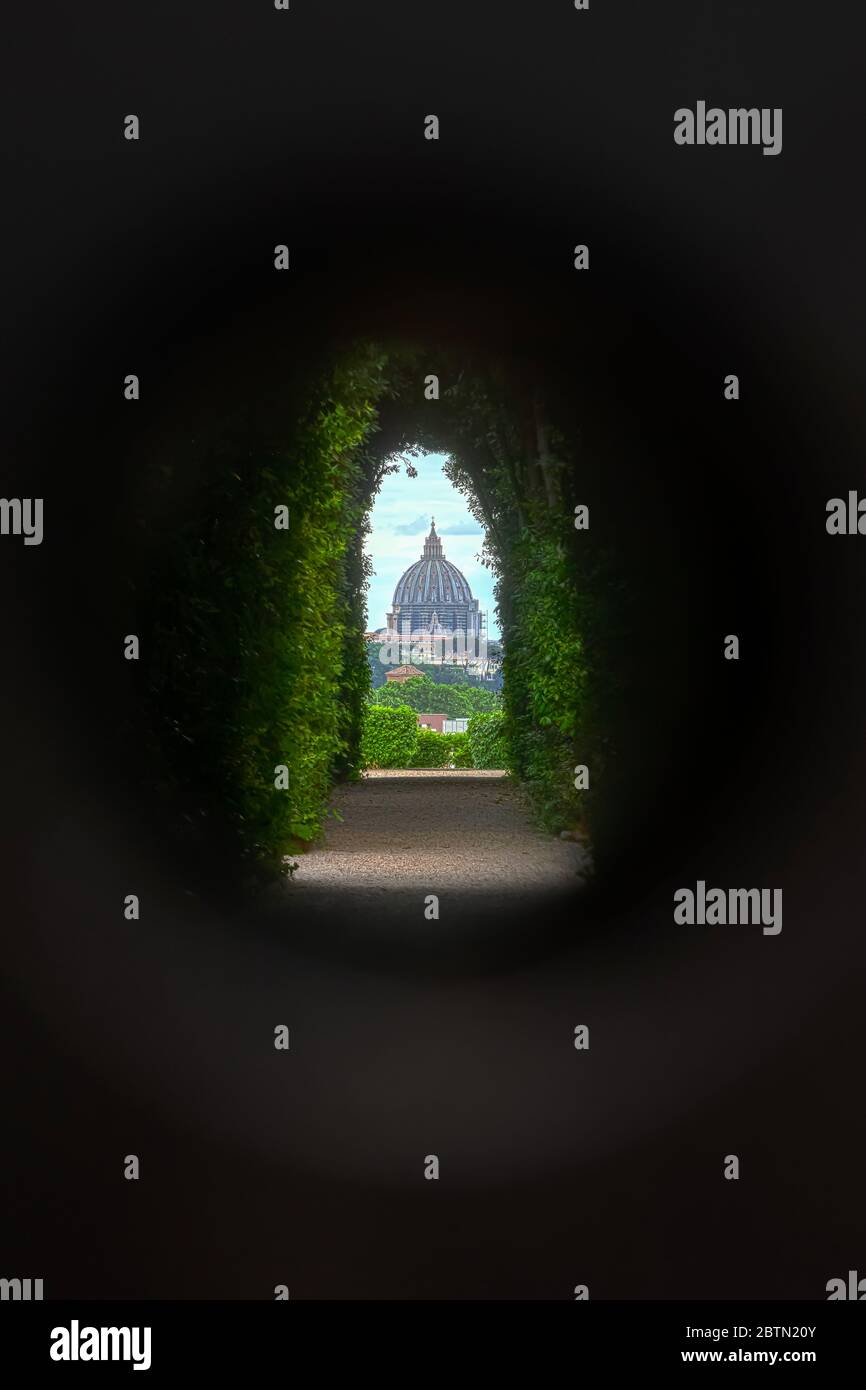 Cupola della Basilica di San Pietro, vista attraverso la serratura di una  chiave di porta. Famoso punto panoramico della città di roma, italia Foto  stock - Alamy