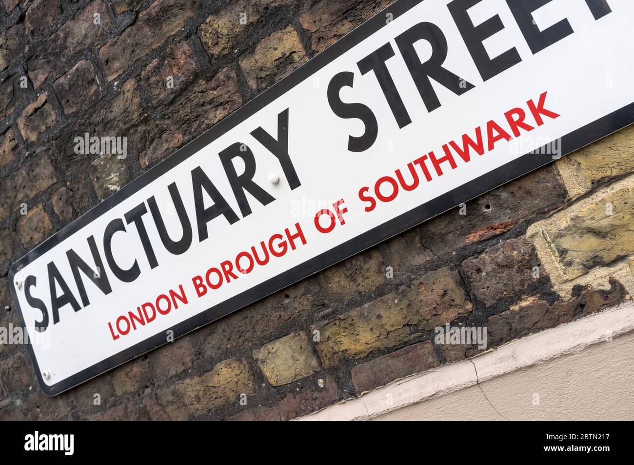 Cartello con il nome della strada per Sanctuary Street nel quartiere di Southwark a Londra, Inghilterra Foto Stock