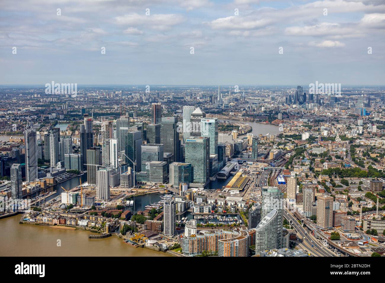 Vista aerea di Canary Wharf con la città di Londra sullo sfondo Foto Stock