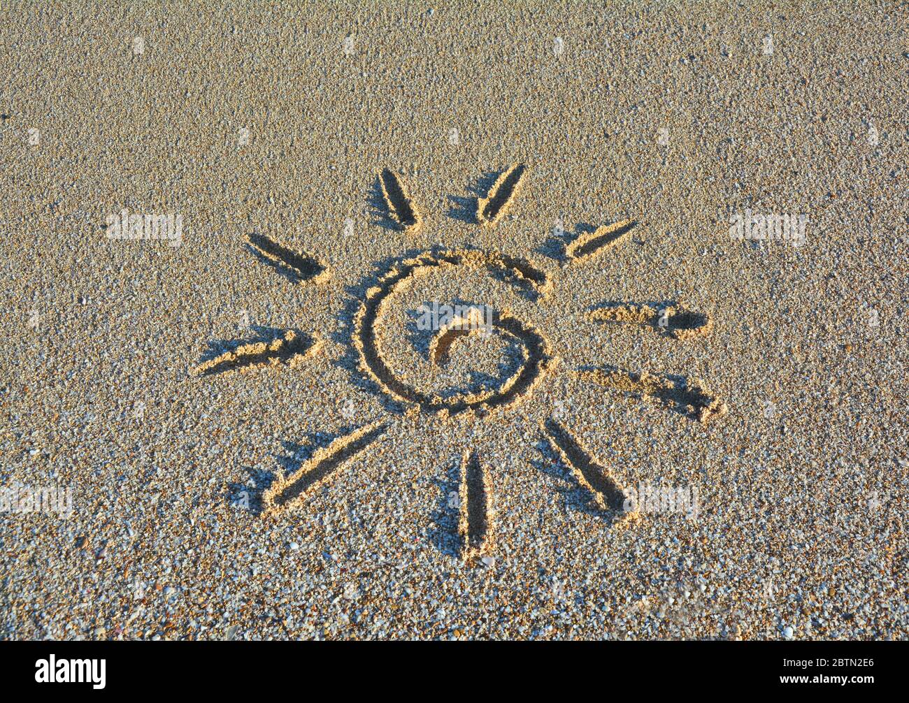 Sole disegnato sulla spiaggia di sabbia sull'isola di Ibiza Foto Stock