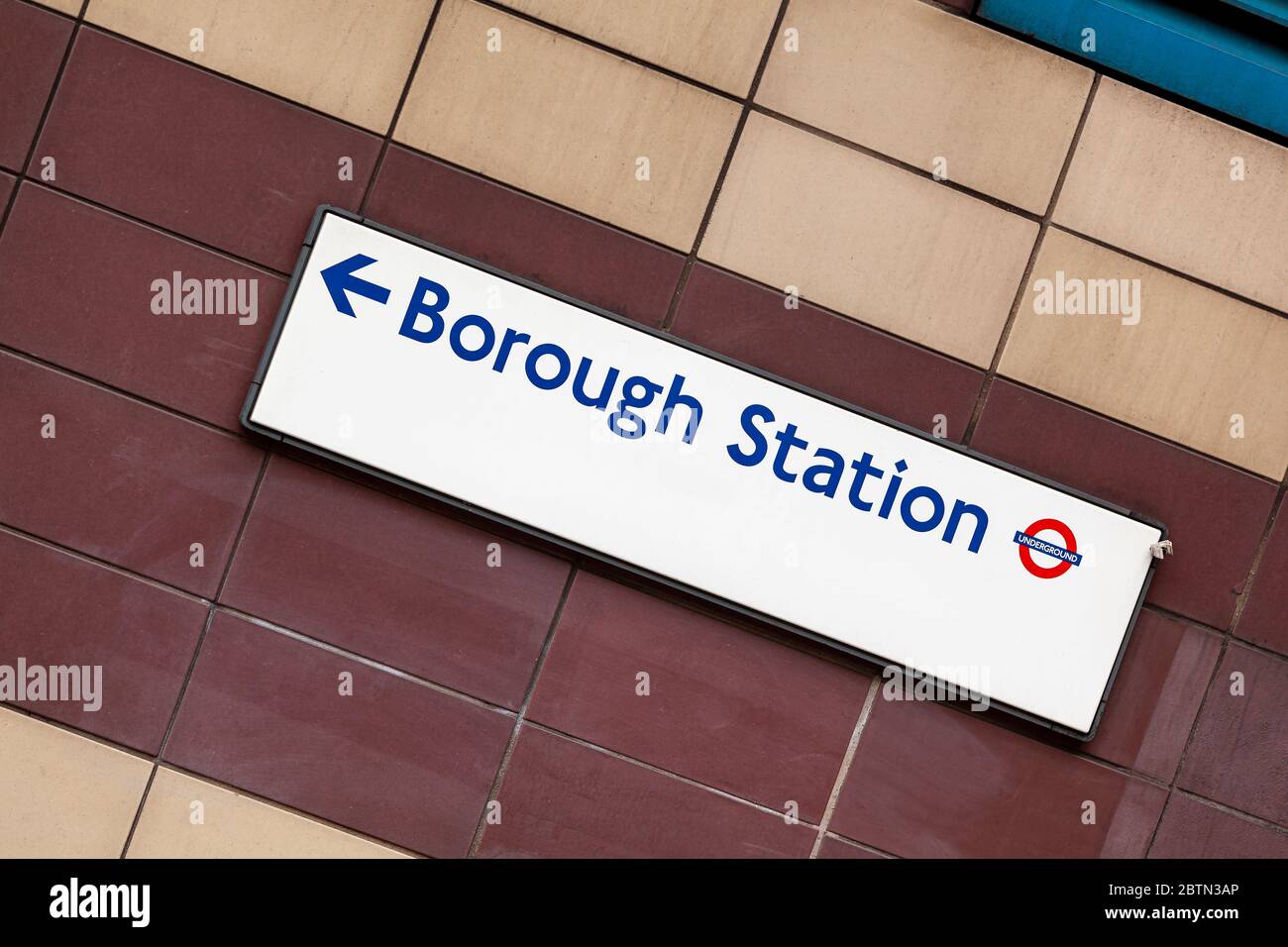 Indicazioni stradali che indicano l'ingresso alla stazione della metropolitana Borough nel Borough di Southwark, Londra Foto Stock