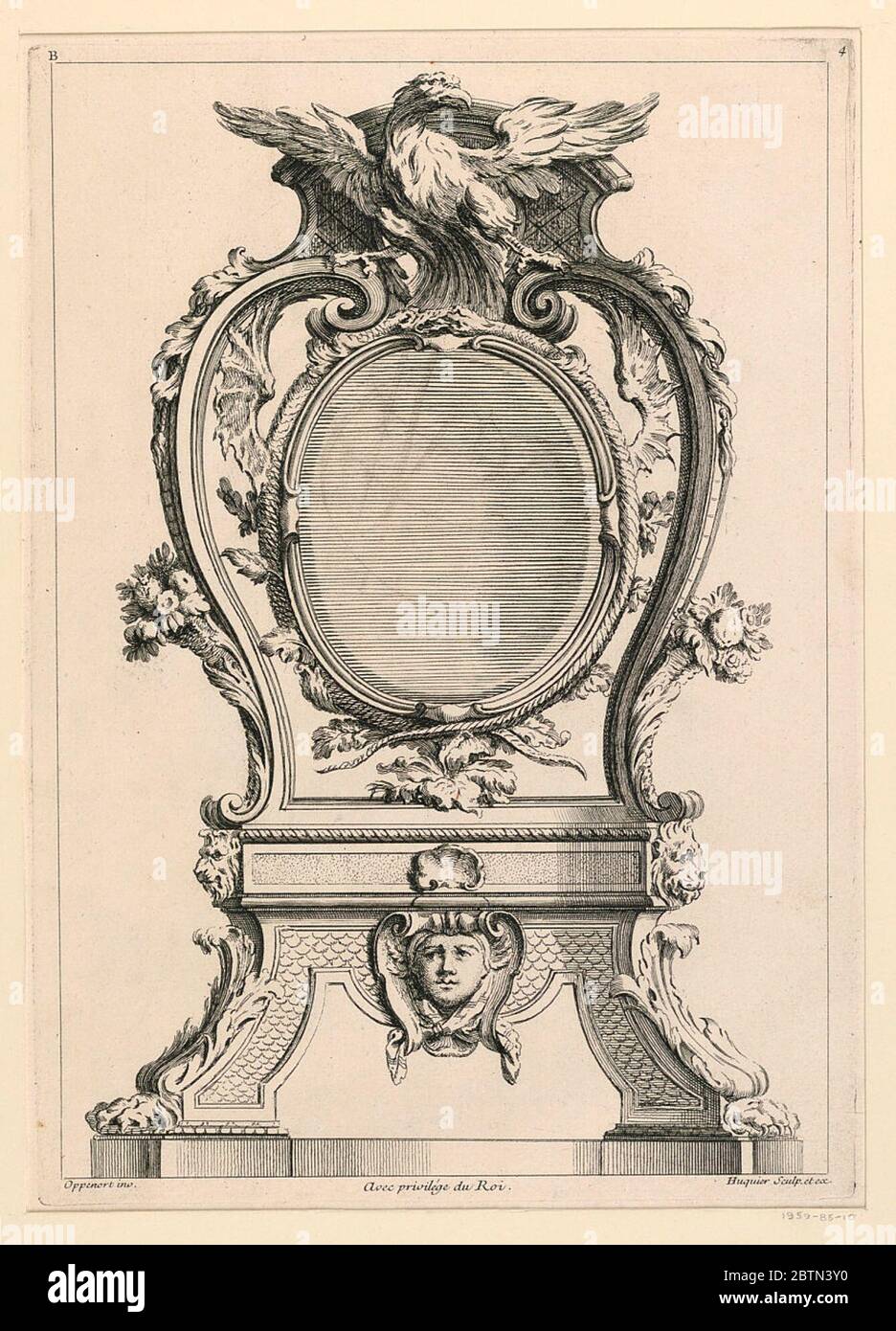 Pagina 4 da Second Lire Contenant Differens Desseins de Pendules invents par G M Oppenort Architecte du Roi et Gravs par Huquier. Ricerca in ProgressDesign per un orologio da tavolo. L'orologio ovale è tenuto da due volute in piedi in verticale su un piccolo piedistallo con quattro gambe. Coronato da un'aquila. Inscritto, in alto a sinistra: 'B'; in alto a destra: '4'; in basso a sinistra: 'Oppenort inv.'; in basso a destra: 'Huquier sculp. Foto Stock