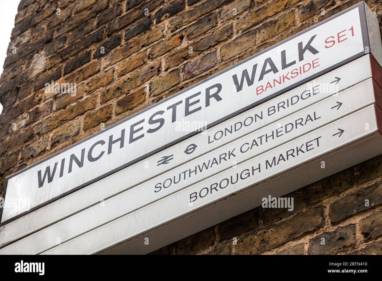 Winchester Walk a Londra SE1. Cartello con il nome della strada per New Globe Walk, con le indicazioni per le informazioni turistiche nel quartiere di Southwark a Londra Foto Stock