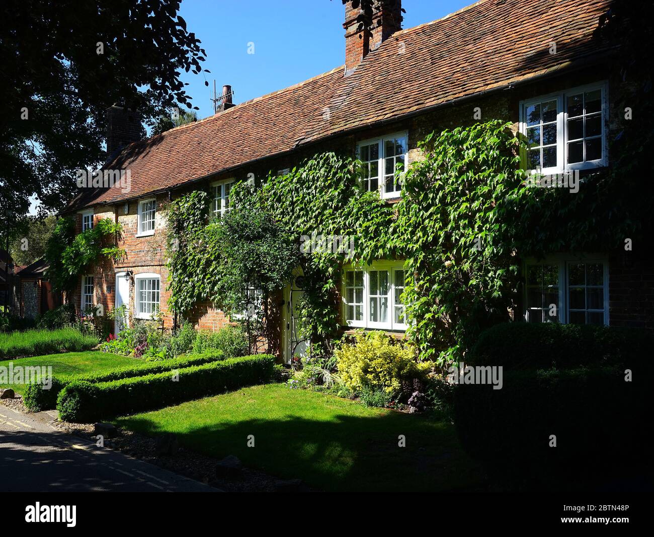 Attraenti, case rivestite di edera in Church Street, Great Missenden Foto Stock
