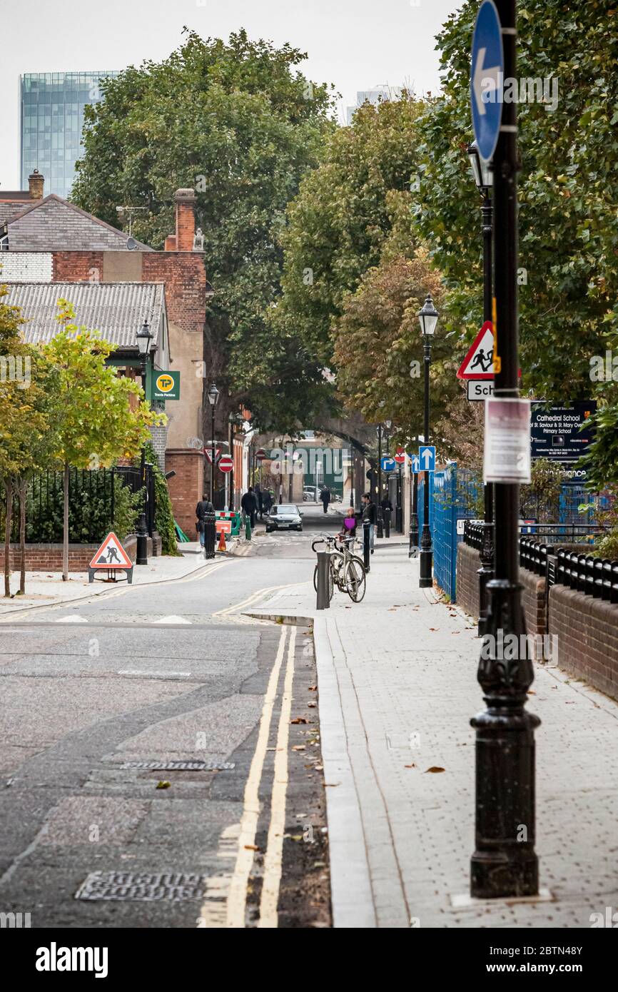 Vista a nord lungo la verde RedCross Way nel quartiere londinese di Southwark Foto Stock