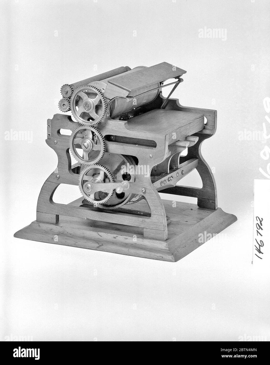 Modello di brevetto di una pressa a cilindro a superficie piana per la stampa di carte e biglietti. Questo modello di brevetto dimostra un'invenzione per una pressa a pianale che è stata concessa con il numero di brevetto 146792. Il brevetto illustra in dettaglio una pressa per la stampa e la numerazione dei biglietti. Una doppia striscia di cartoncino è stata alimentata attraverso la pressa. Foto Stock