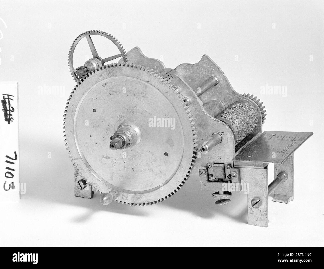 Modello di brevetto di pressa rotativa per carte buste farmacisti etichette etc. Questo modello di brevetto dimostra un'invenzione per una piccola pressa a orologeria autoinchiostrante che ha stampato da piastre stereotipate curve; l'invenzione è stata concessa con il numero di brevetto 71103. Attualmente non in vista Foto Stock