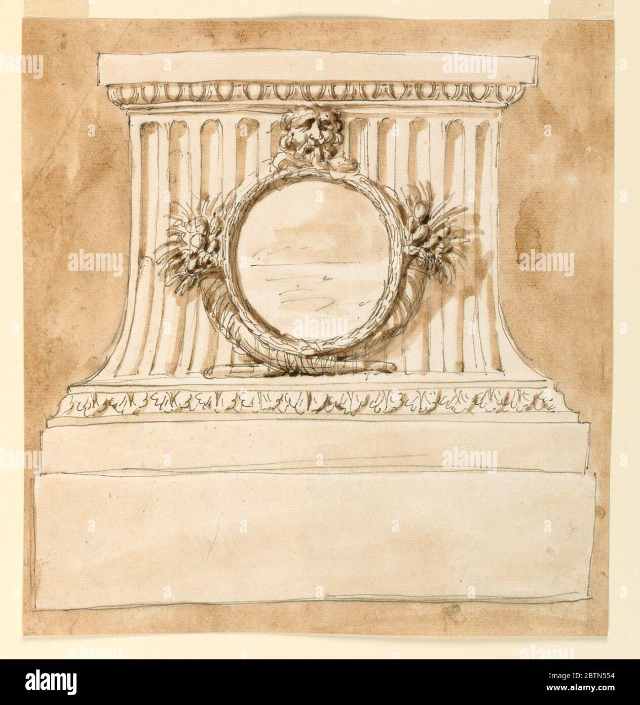 Piedistallo di una colonna. Ricerca in ProgressLa parte principale è concava e scanalata. Al centro della facciata si trova un medaglione circolare appeso ad una maschera e incorniciato inferiormente da due cornucopie verticali incrociate. Sfondo usuale. Foto Stock