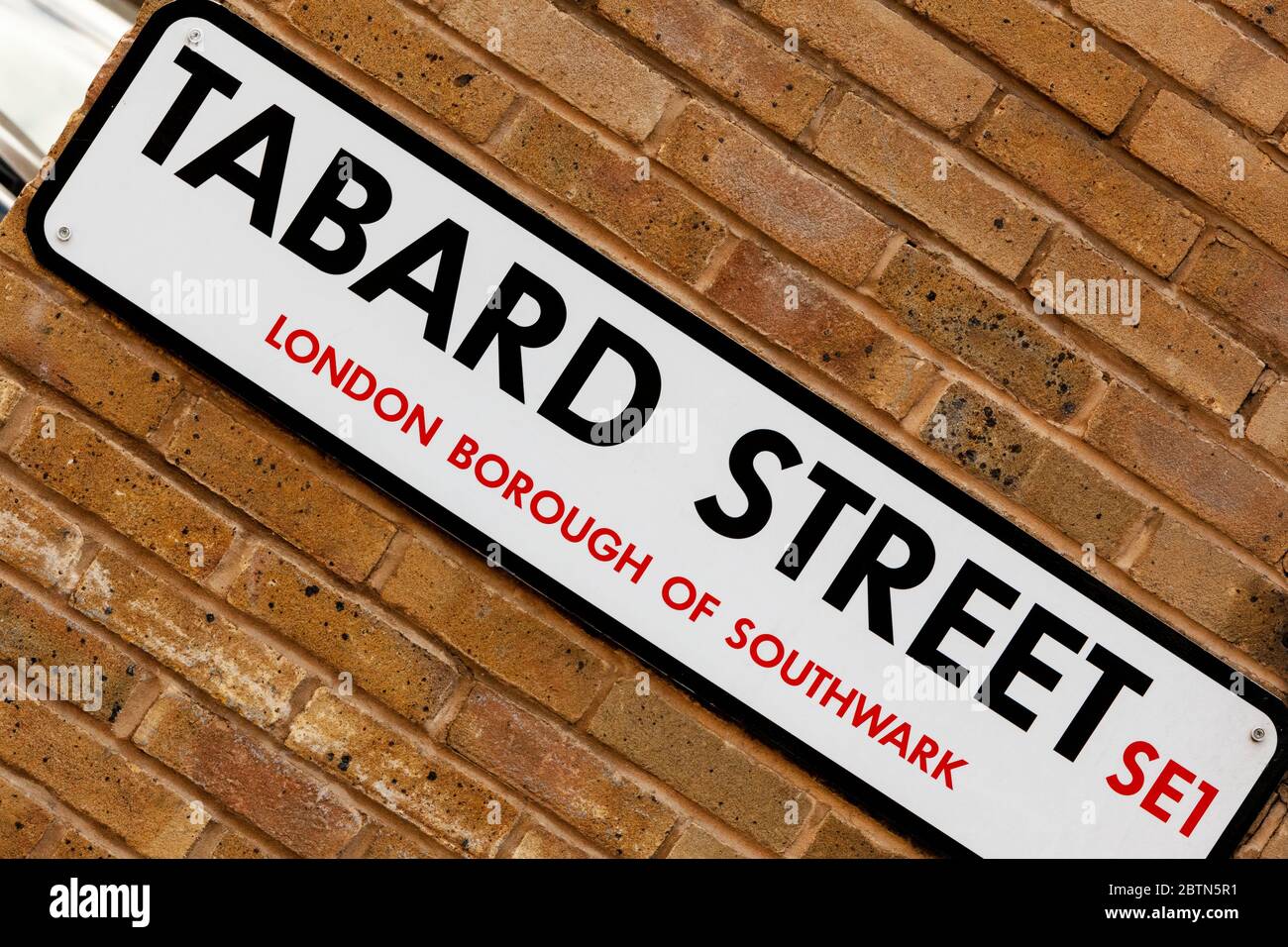 Cartello con il nome della strada per Tabard Street nella zona di Borough nel London Borough di Southwark, Inghilterra Foto Stock