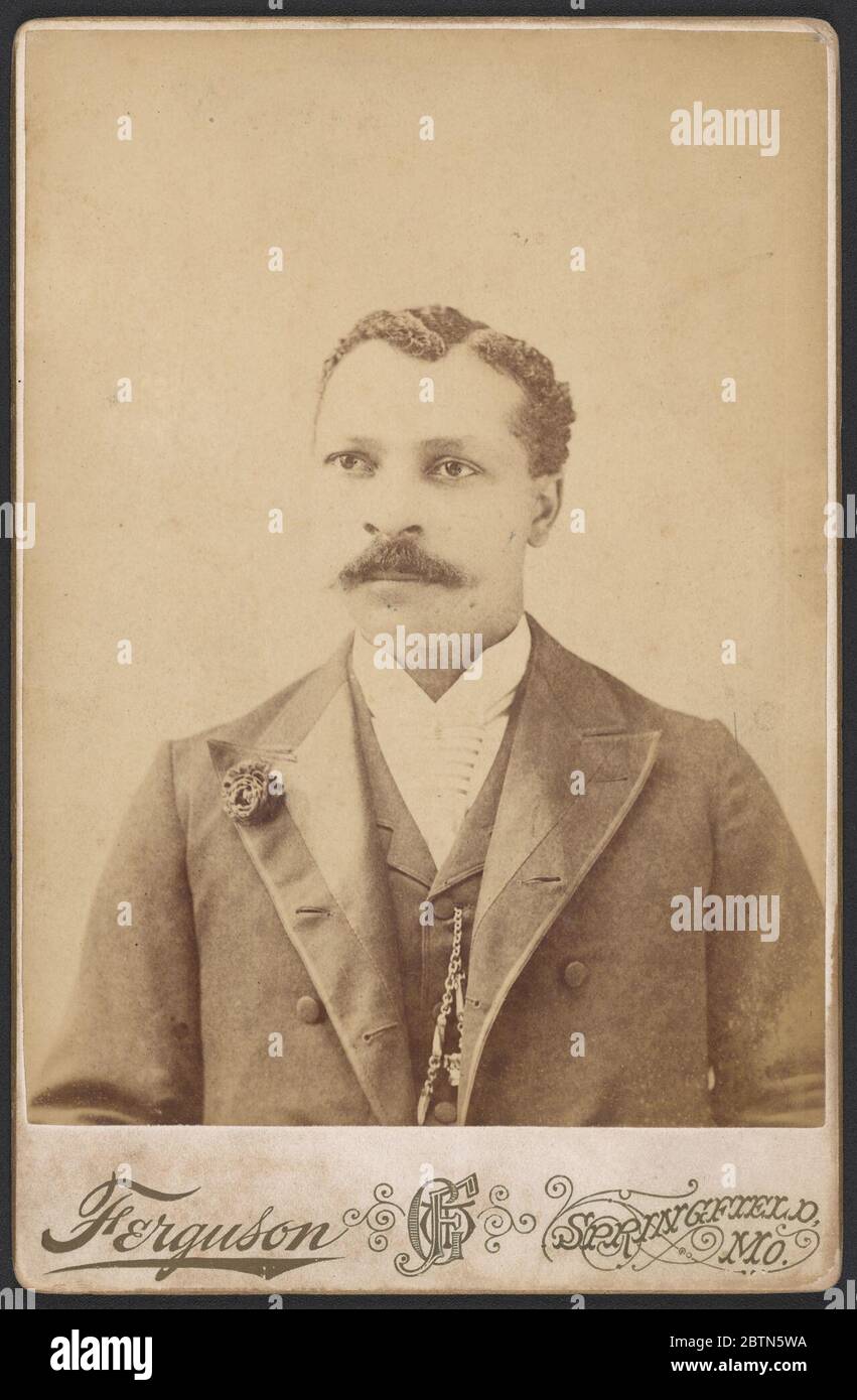 Fotografia di Tobe Brown. Una fotografia in bianco e nero di Tobe Brown.Brown è raffigurata dalla vita in su. Ha capelli ricci con una parte laterale e lunghi baffi. Indossa una camicia bianca con colletto, un gilet e una giacca da vestito. Foto Stock