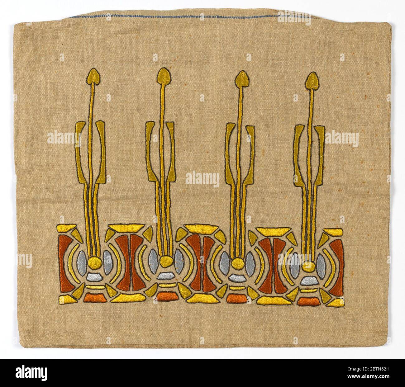 Copertura del cuscino. Copridivali marrone chiaro con bordo geometrico e boccioli floreali altamente stilizzati che si estendono verso l'esterno. Foto Stock