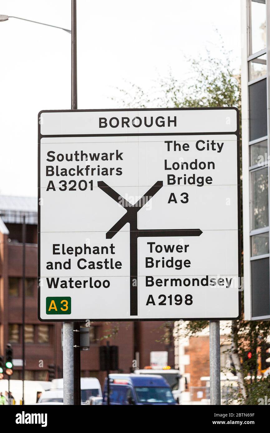 Segnaletica stradale nella zona conosciuta come Borough, che indica le destinazioni vicine nel London Borough di Southwark, Inghilterra Foto Stock