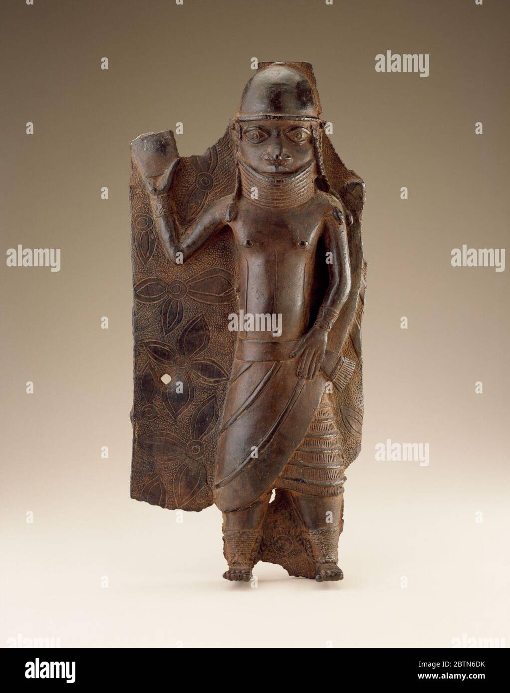 Placca. Con la loro conoscenza pratica e tecnica, i metallifti africani e le ruote creano oggetti utilitari e opere d'arte elaborate Foto Stock