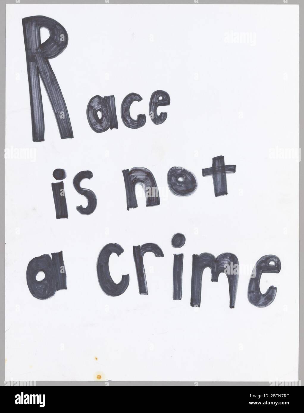 La corsa di lettura del manifesto non è un crimine usato alle proteste di Baltimora. Questo poster di protesta è bianco e ha un testo che recita [razza / non è / un crimine]. Il testo è scritto a mano in nero e c'è una macchia marrone sulla parte inferiore del poster appena a sinistra del centro. Non sono presenti immagini o testo sul retro. Foto Stock