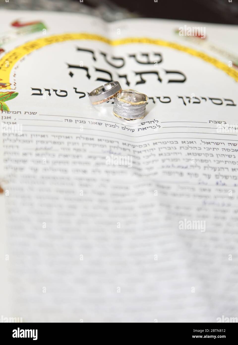 Tradizionale matrimonio ebraico, firma accordo prenuptial ketubah. Contratto di matrimonio ebraico. Foto Stock