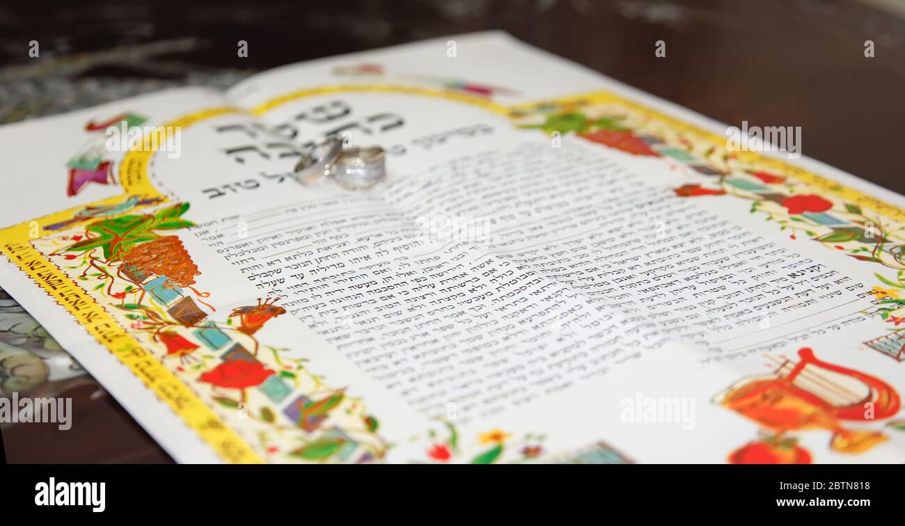 Tradizionale matrimonio ebraico, firma accordo prenuptial ketubah. Contratto di matrimonio ebraico. Foto Stock