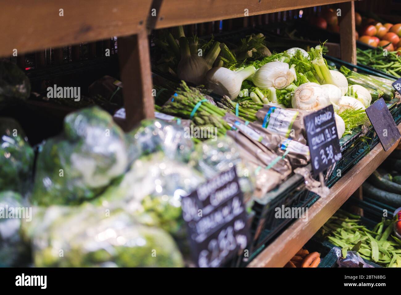 Verdure fresche sugli scaffali di un supermercato con i prezzi in italiano. Messa a fuoco selettiva Foto Stock