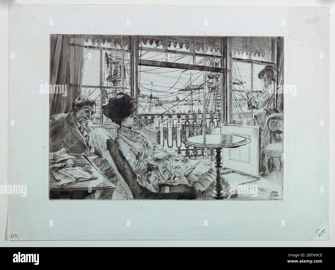 Ramsgate. Ricerca in ProgressIn primo piano, una giovane donna è seduta, rivolta a destra in profilo, davanti ad un tavolo rotondo. Un uomo è seduto dietro di lei. Un'altra donna si trova a destra. Navi viste attraverso finestre verandah in background. Foto Stock