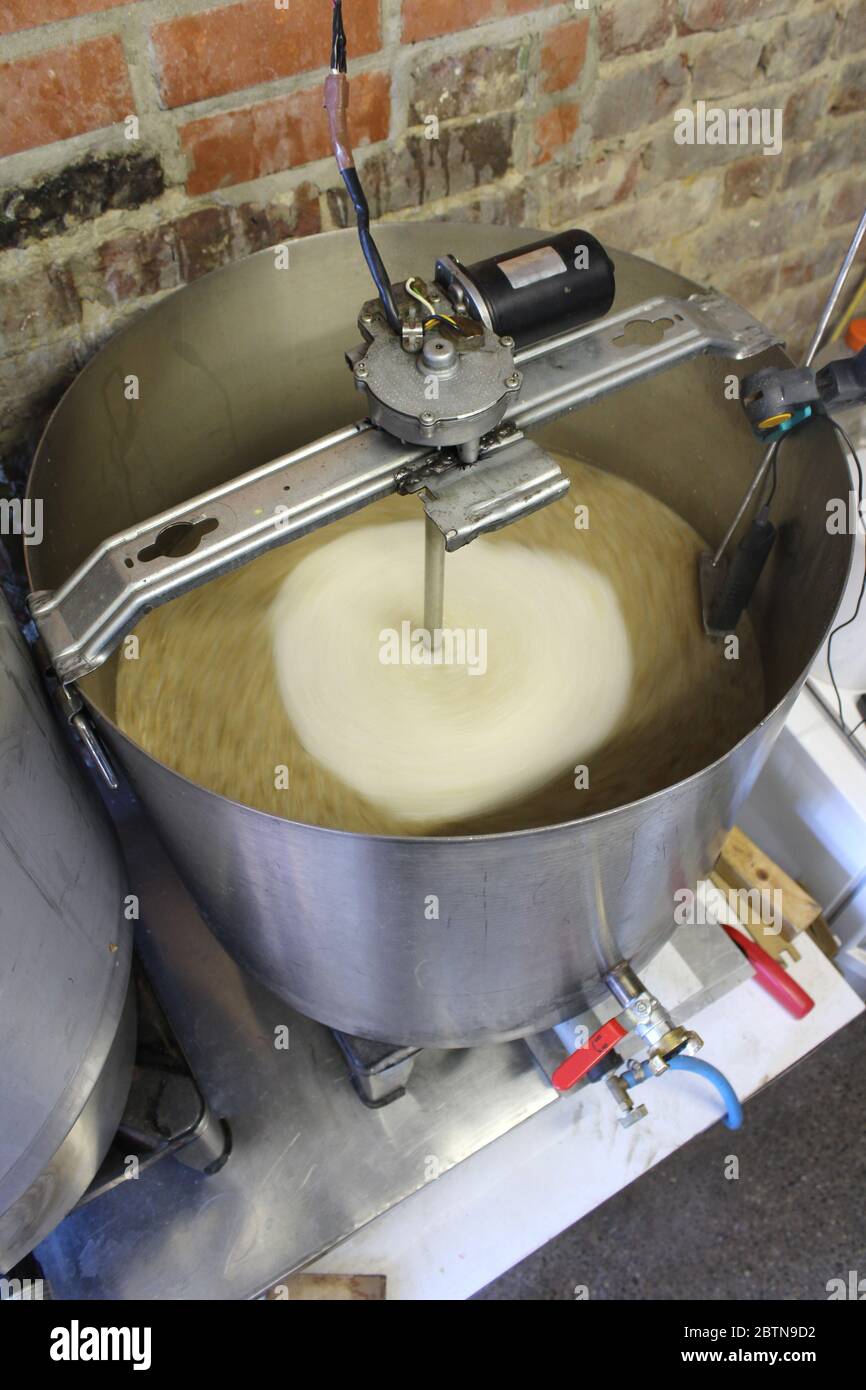 Casa che produce la mash tun in acciaio inossidabile, schiacciando la birra  artigianale. Con agitatrice elettrica fatta in casa Foto stock - Alamy