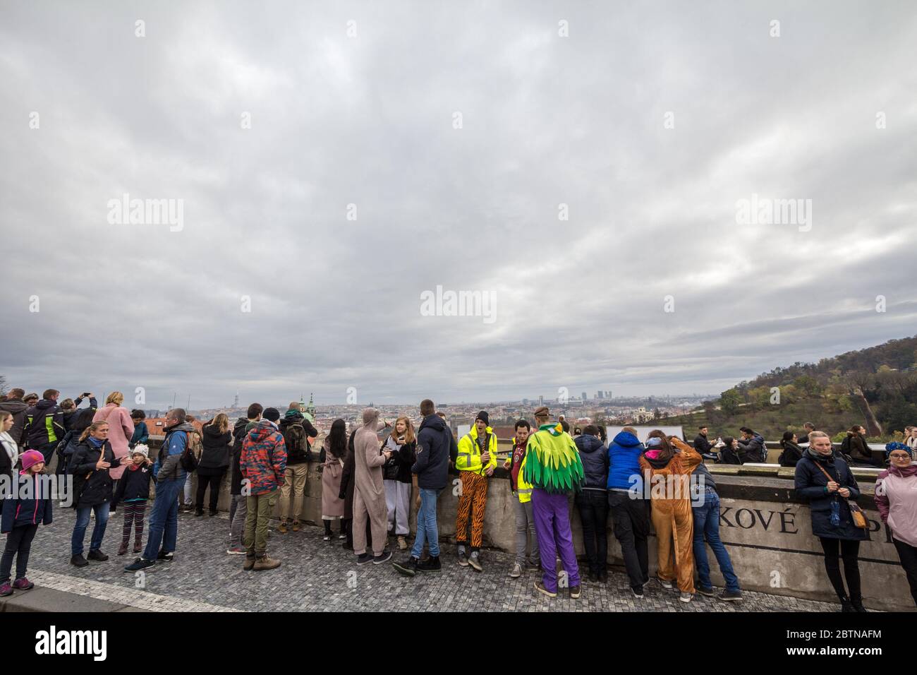 PRAGA, CZECHIA - 2 NOVEMBRE 2019: Folla di turisti, impacchettati, osservando un panorama aereo di Praga, Repubblica Ceca, visto dalla cima del castello Foto Stock