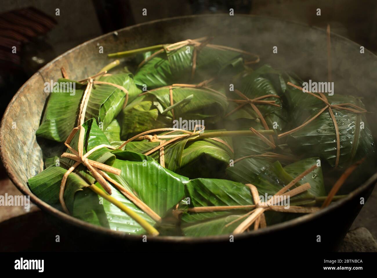 Tamales guatemaltechi (buccia di mais cotta con carne, avvolta in foglie di banana) cotti in pentola. Tradizione natalizia al lago Atitlán, Guatemala. Dic 2018 Foto Stock