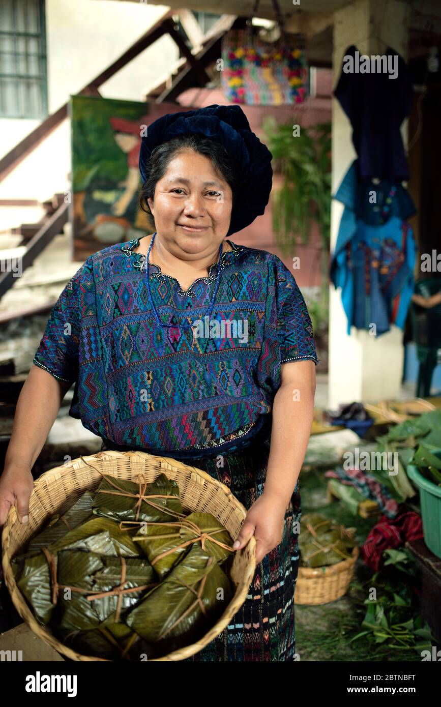 Ritratto di donna Maya con tamales (zolla di mais cotta con carne avvolta in foglie di banana). Tradizione natalizia al lago Atitlán, Guatemala. Dic 2018 Foto Stock