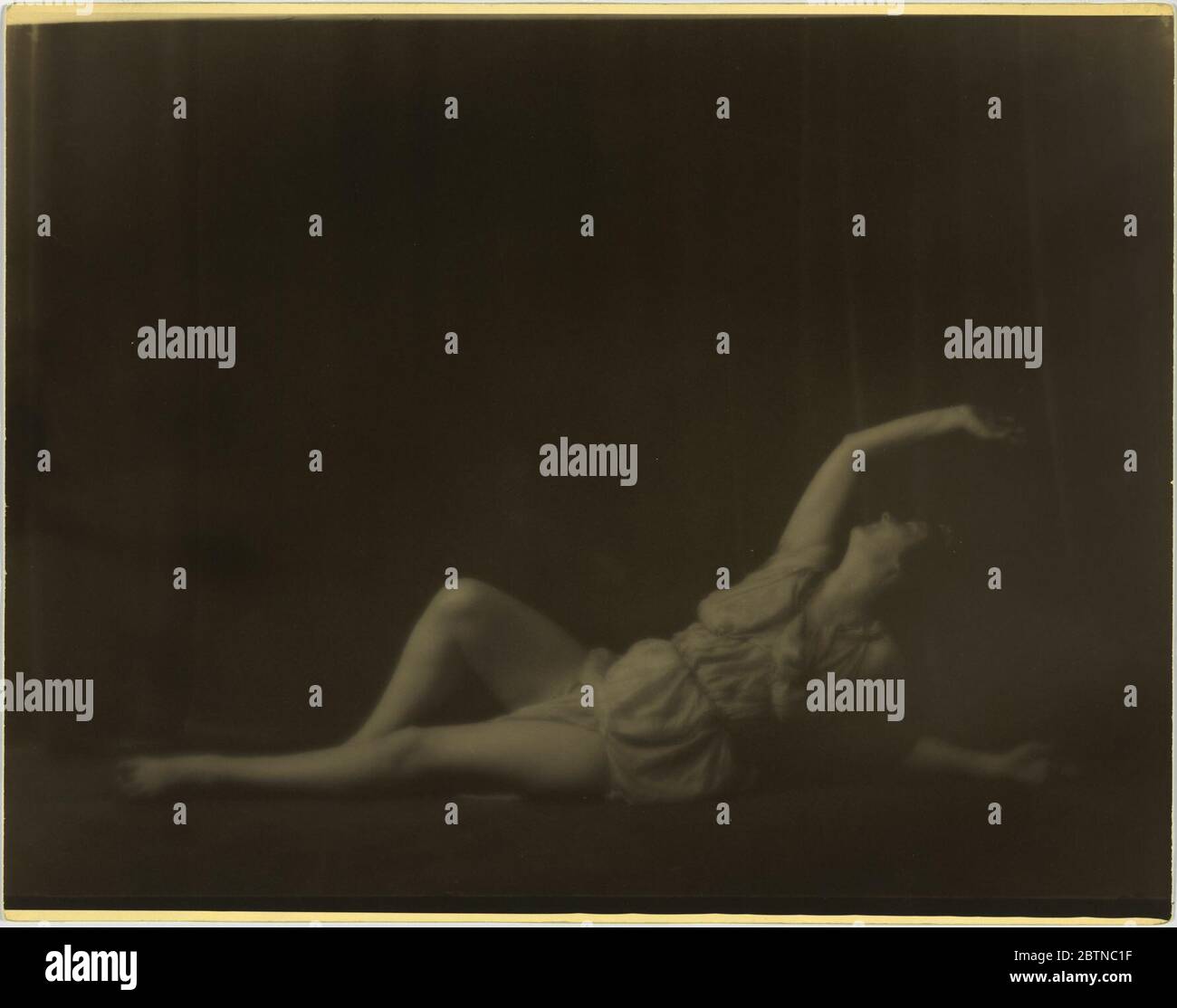 Isadora Duncan. La ballerina Isadora Duncan ha disonorato le rigide regole del balletto classico e ha invece definito la sua arte come espressione di istinto naturale e di sentimento interiore. Foto Stock