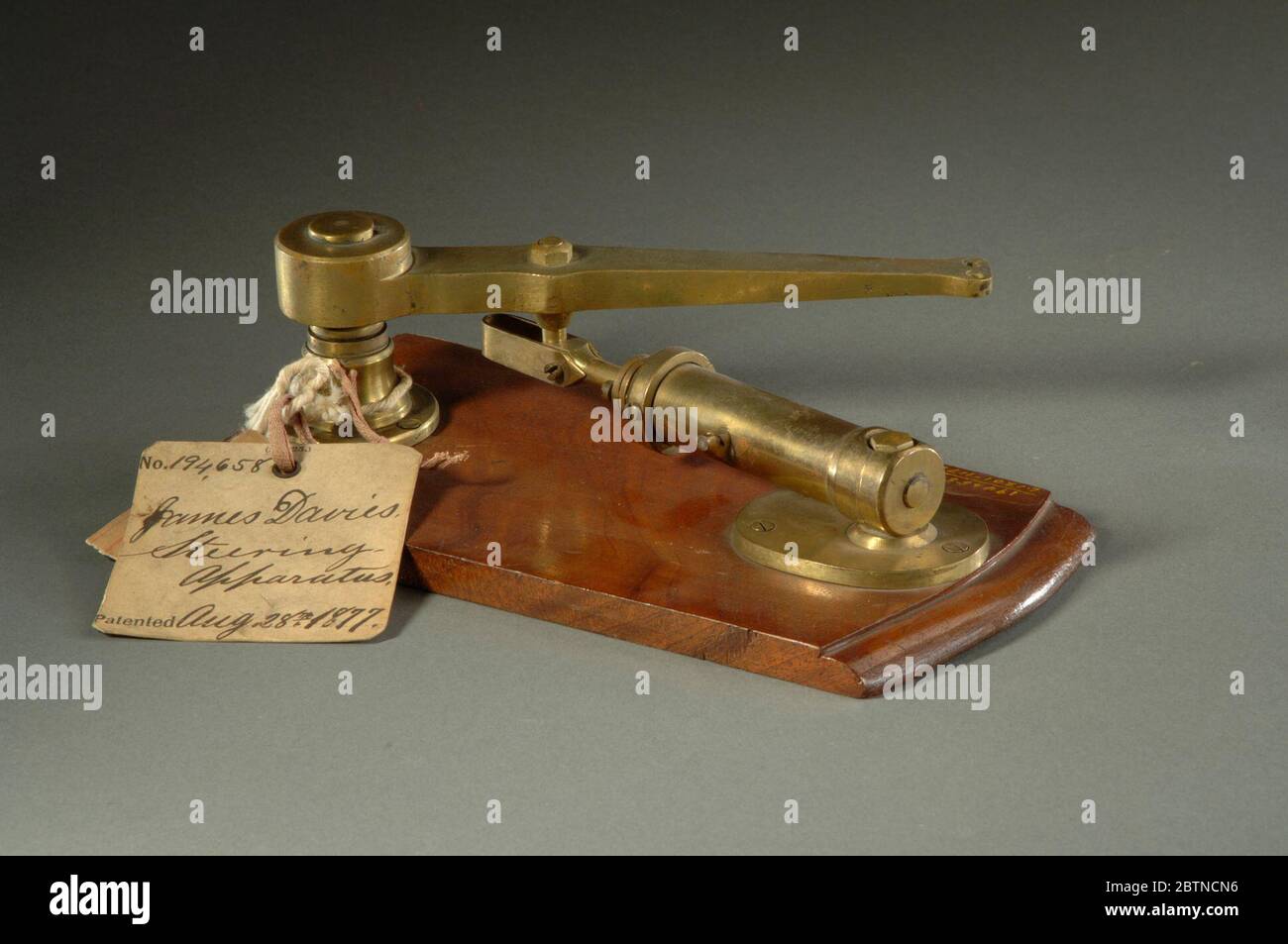 Modello di brevetto per apparecchiatura di sterzo. "La mia invenzione riguarda un'accorgimento per aiutare il timoniere a far oscillare lateralmente il timone contro la resistenza offerta dall'acqua", scrisse James Davies nel 1877. Foto Stock