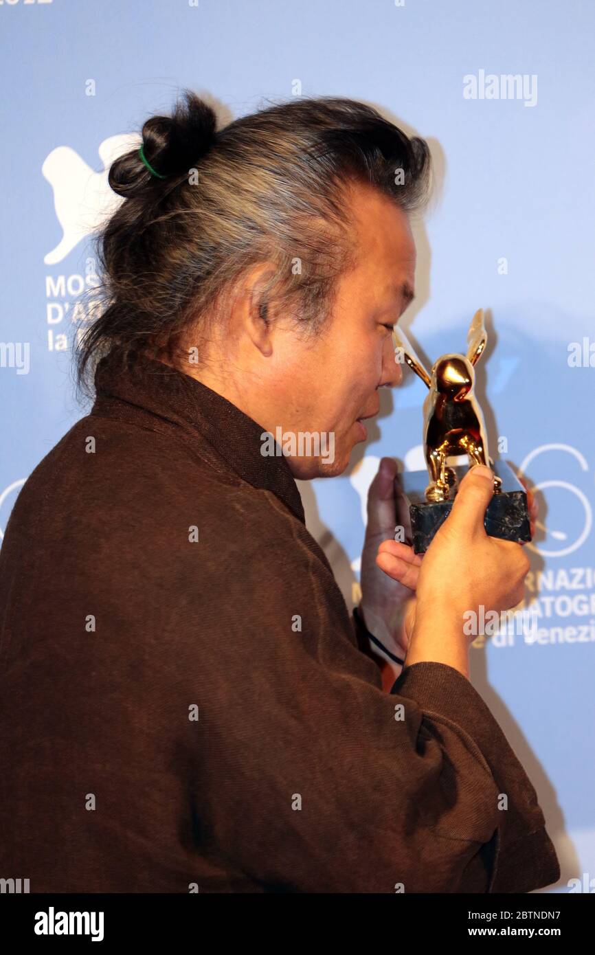 VENEZIA, ITALIA - SETTEMBRE 08: Kim Ki-Duk si pone con il Leone d'Oro per il miglior film 'Pietàa' al Premio vincitori Photocall Foto Stock