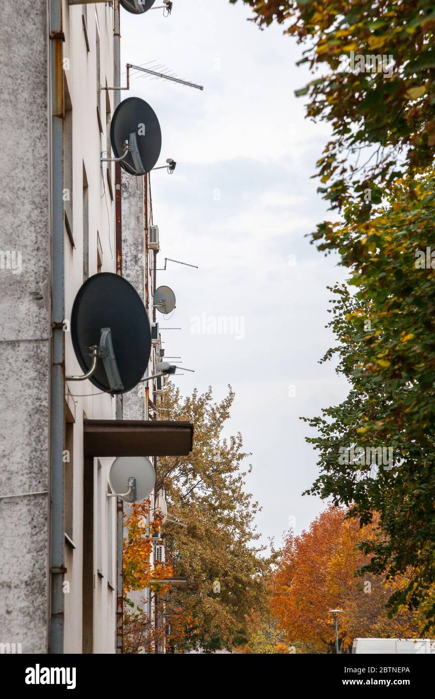 Immagine di piatti satellite su un vecchio edificio residenziale a più piani, utilizzato per scopi personali per ricevere la televisione satellitare. Immagine di un satello Foto Stock