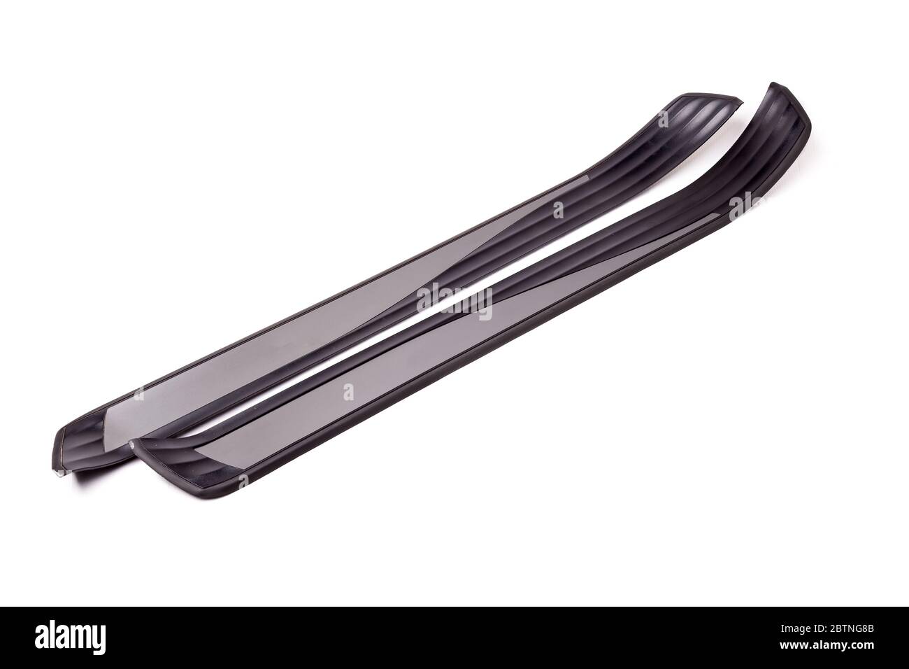 Un paio di porte decorative in plastica nera si sbatte in un'automobile per la vendita o la riparazione in un'officina su uno sfondo bianco isolato in un prigioniero fotografico Foto Stock