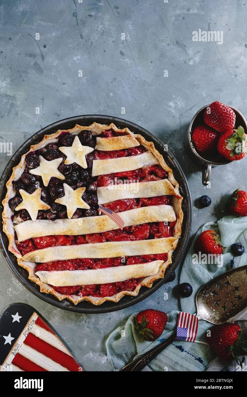 Torta di bandiera americana casalinga / 4 luglio concetto di cibo patriottico Foto Stock