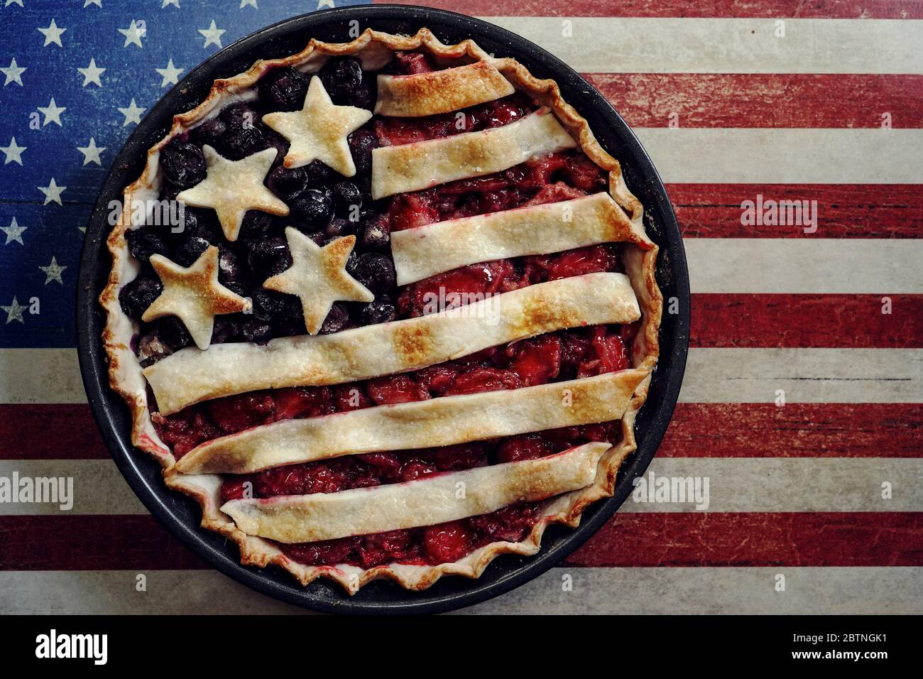 Torta di bandiera americana casalinga / 4 luglio concetto di cibo patriottico Foto Stock