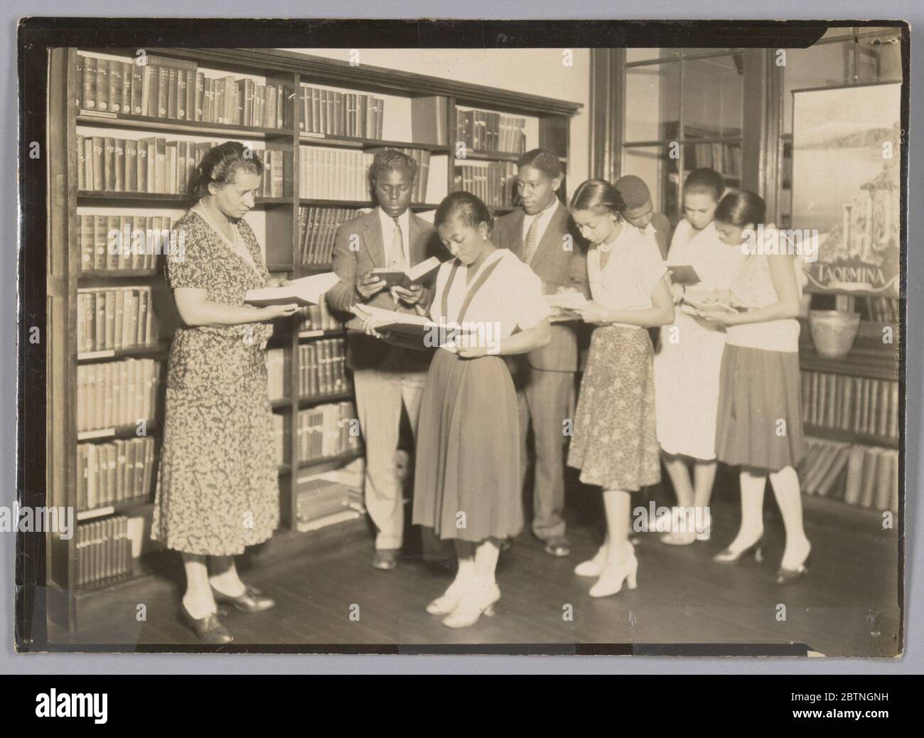Senza titolo. Una stampa in argento di gelatina di studenti di sesso maschile e femminile in piedi e leggere in una biblioteca presso la Manual Training and Industrial School for Colored Youth di Bordentown, New Jersey. Foto Stock