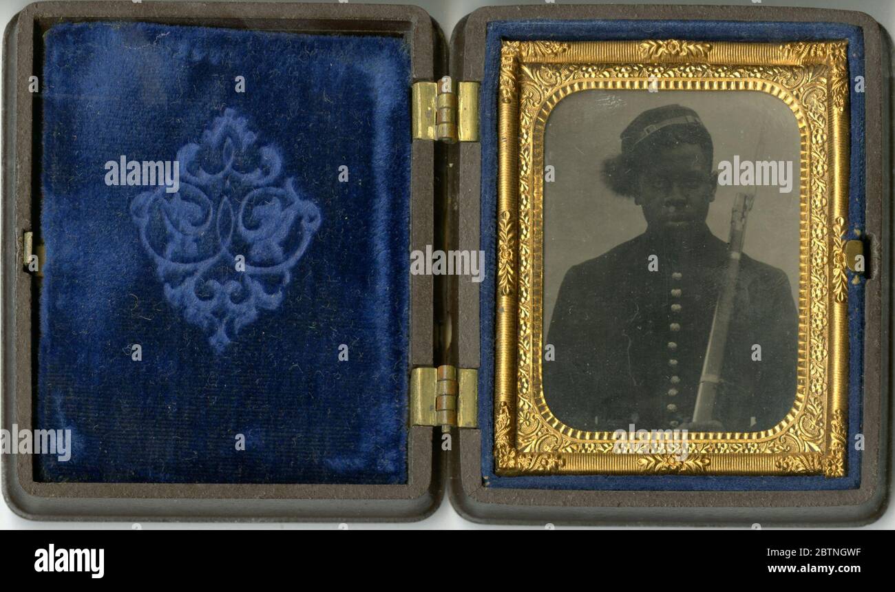 Ambrogype di un soldato della Guerra civile. Una fotografia in bianco e nero di un uomo dalla vita in su. Indossa un cappotto bottonino e un kepi e tiene un fucile contro il suo soldato sinistro. L'immagine è in un caso pieno con velluto blu. Foto Stock