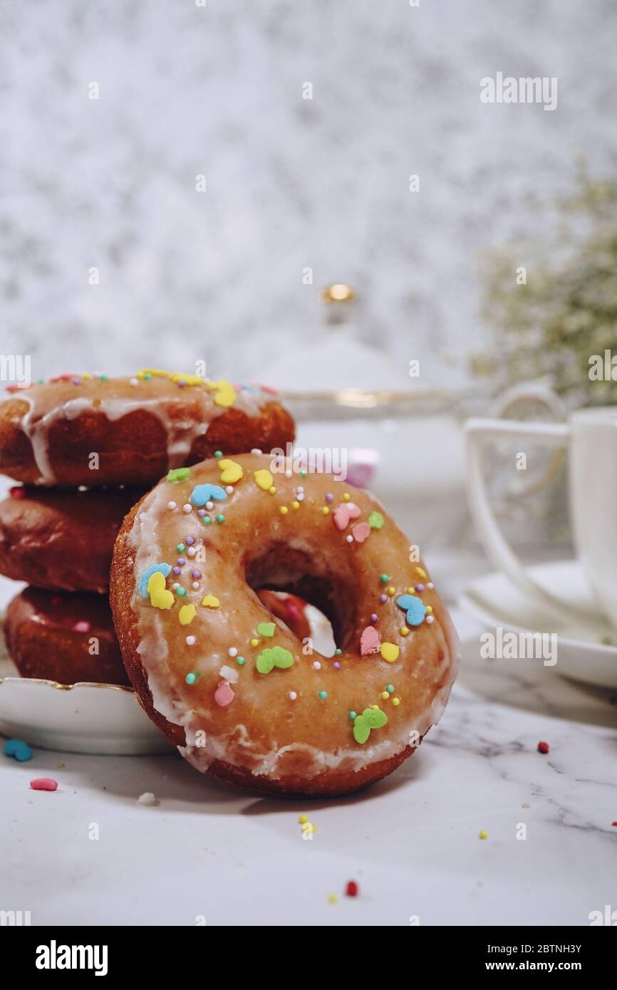 Ciambelle fritte fresche fatte in casa, focalizzazione selettiva Foto Stock