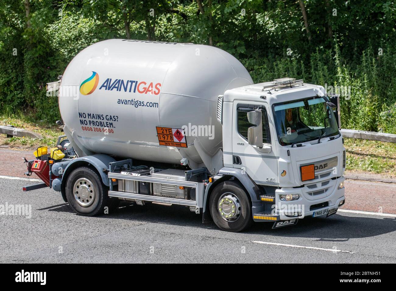 Avanti gas; autocisterna a combustibile liquido; autocarri per la consegna di merci, autocarri, trasporti, camion, cargo, veicoli, industria europea dei trasporti commerciali HGV, M6 a Manchester, Regno Unito Foto Stock