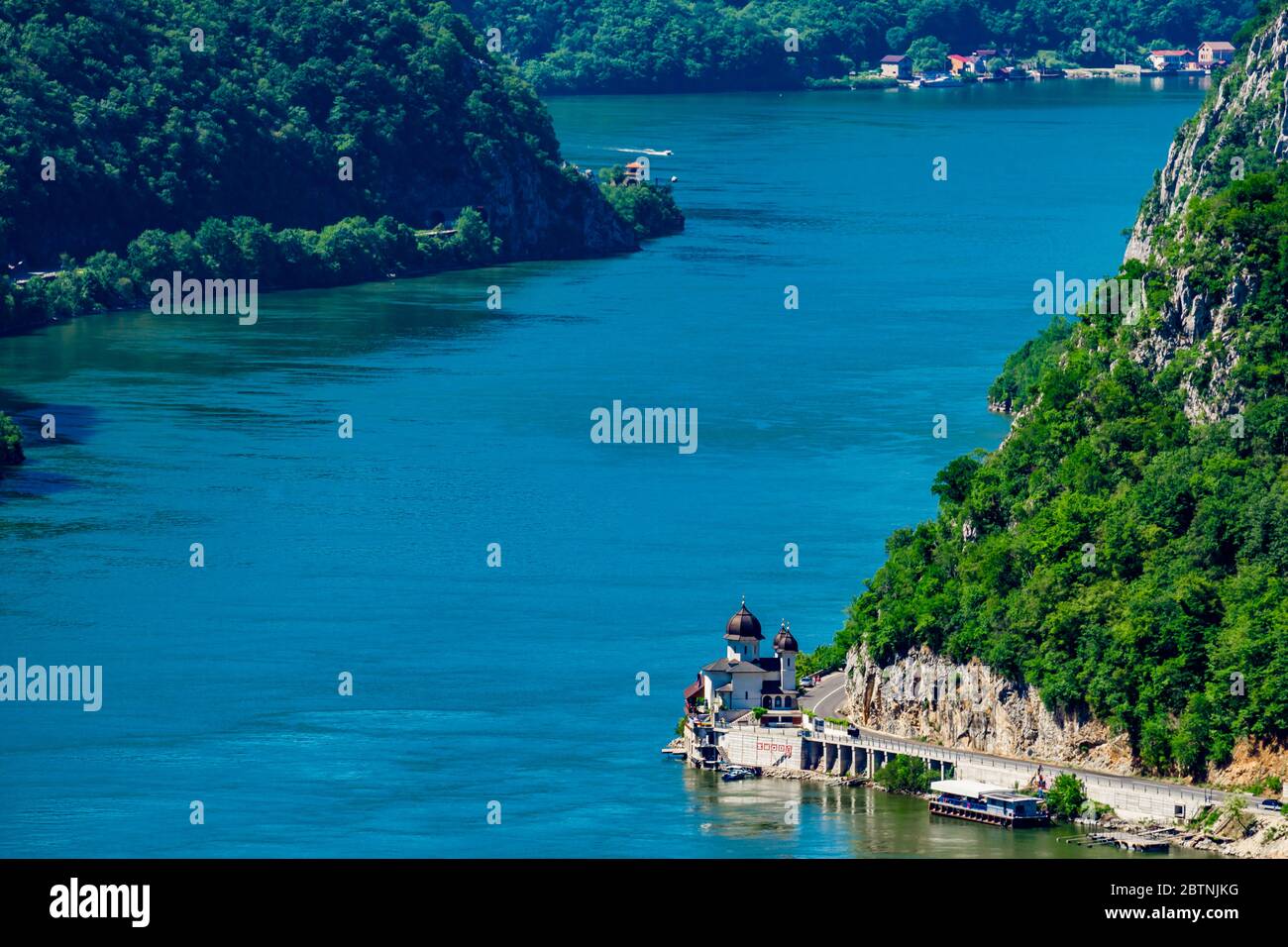 Vista sul monastero di Mraconia sul lato rumeno del Danubio Foto Stock